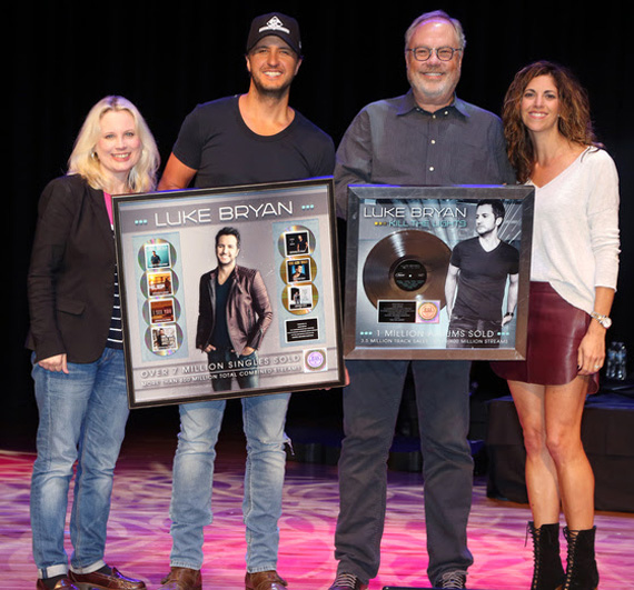 Pictured (L-R): Cindy Mabe, President, UMG Nashville; Luke Bryan; Mike Dungan, UMG Nashvilles Chairman & CEO; Kerri Edwards, KP Entertainment. Photo: Alan Poizner