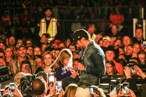 Luke Bryan signs fan's cast