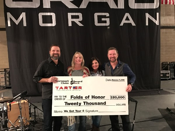 Photo: Mac Powell, Jodi Cornelison (Record Rack), Tricia English (Folds of Honor), Craig Morgan. Photo: Jerry Hines 